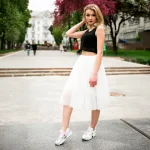 Falda blanca con vuelo, look femenino y veraniego