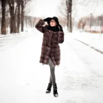 Outfit de invierno con abrigo largo y botas para mujer