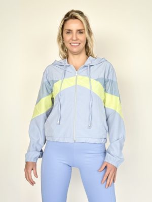 Chaqueta cortavientos deportiva con gorro y cierre de mujer