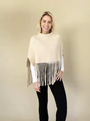 Poncho mousse corto tejido con flecos